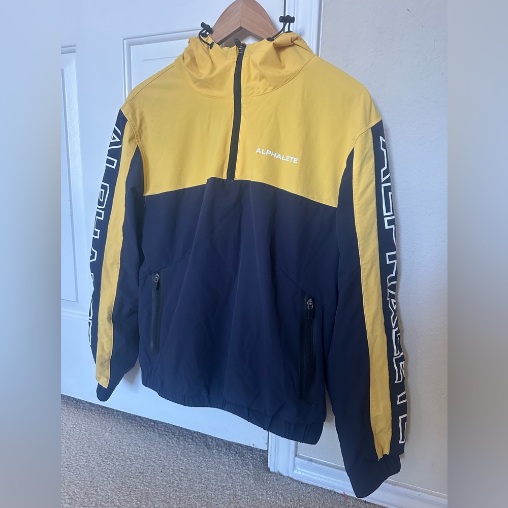 Alphalete Yellow & Navy Half-Zip Athletic Windbreaker Cool Sleek Hooded Pockets